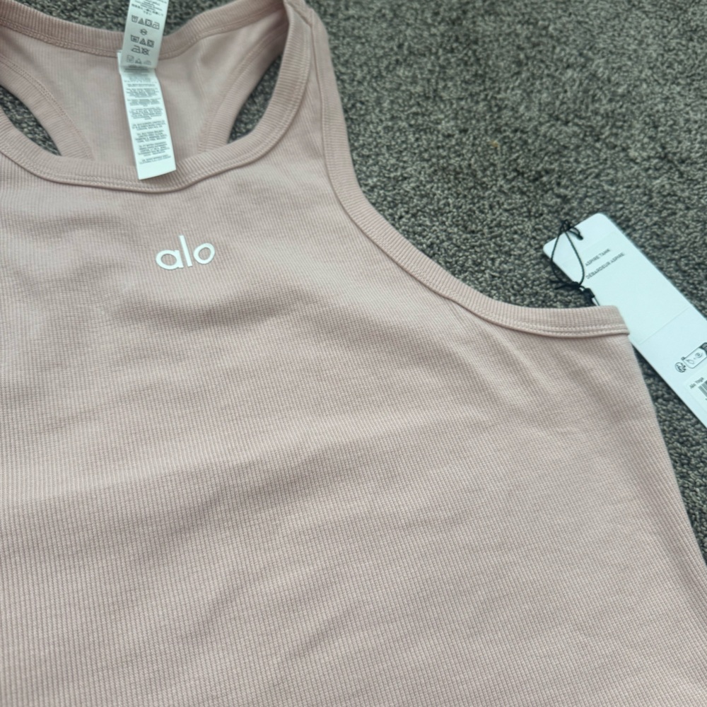 ALO Yoga Women's Pink Quartz crop top (new) - Picture 5 of 5